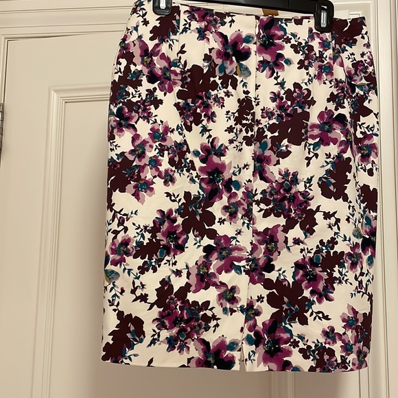 Ann Taylor purple floral pencil skirt - Picture 2 of 4